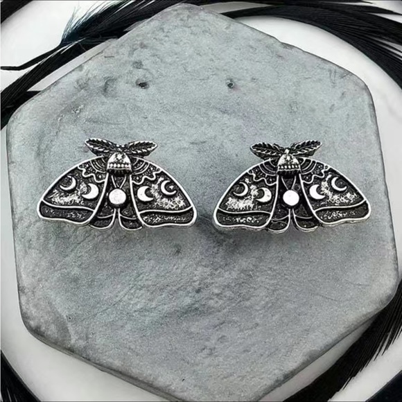 Moth crescent moon silver earrings - Picture 13 of 13